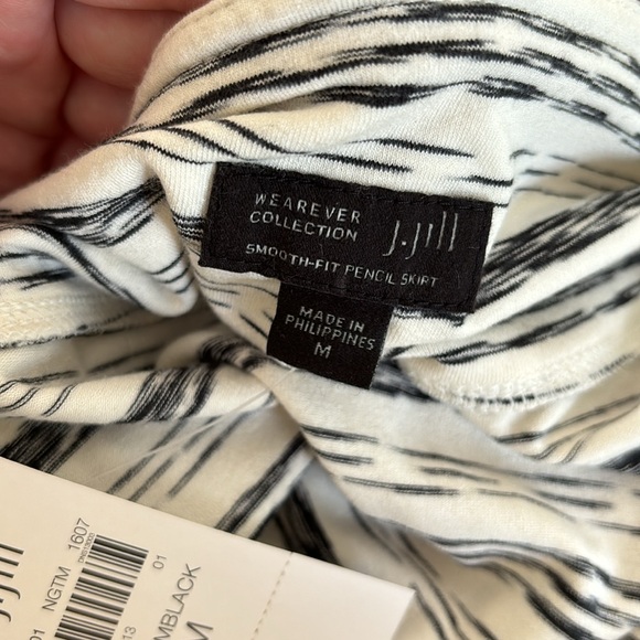 J. Jill Wearever Collection Smooth-Fit Pencil Skirt. White and Black. NWT. SZ MD - Picture 3 of 5